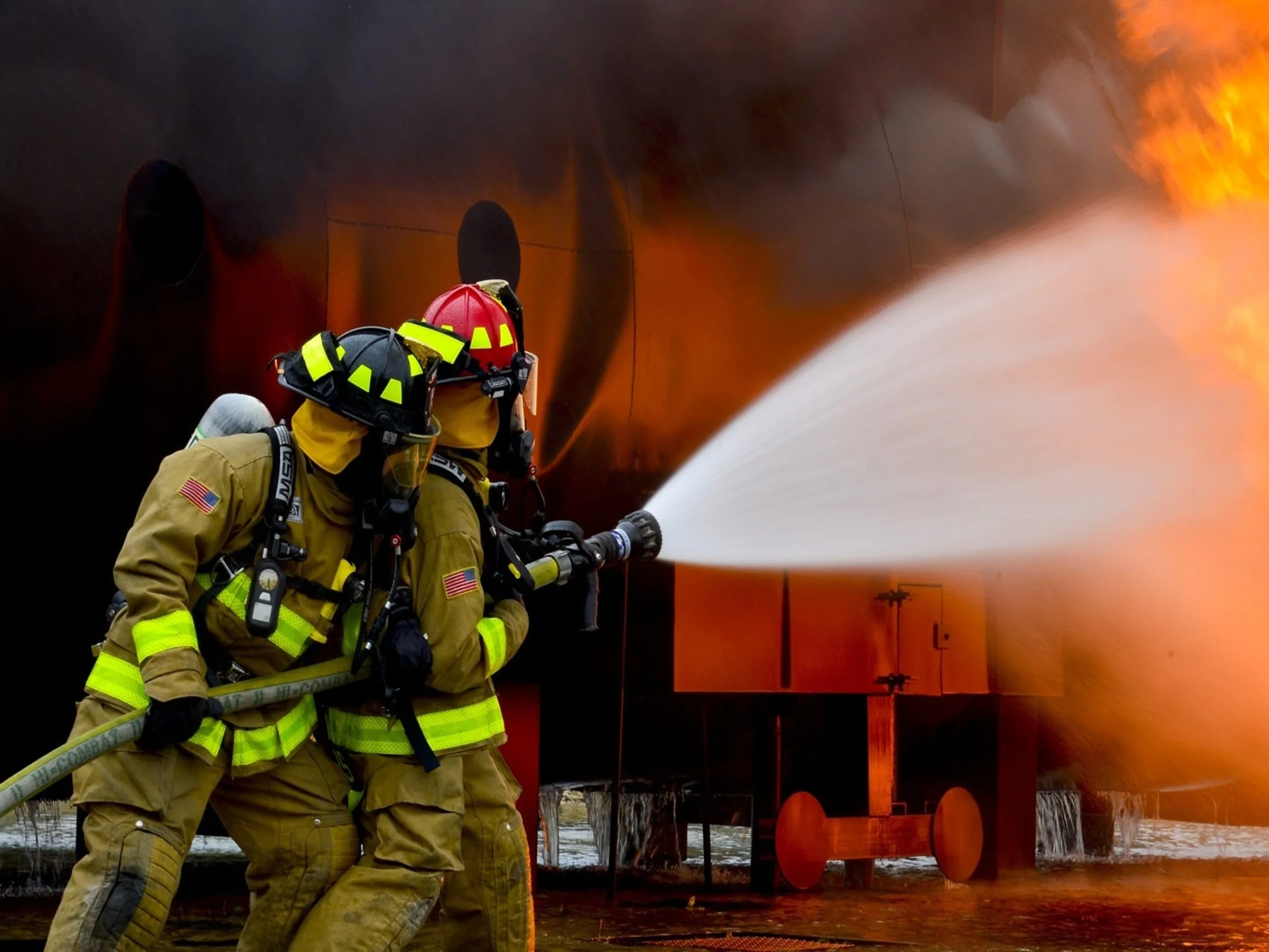 Scène immersive de formation à la réaction face à un incendie au travail